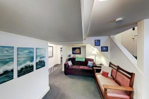 - un salon avec un canapé et un lit dans l'établissement Water Lodge, à Seattle