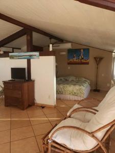 Habitación con 2 camas y TV. en Apartamento Rua das Pedras Vista mar, en Búzios