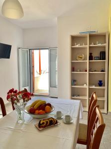 Televízia a/alebo spoločenská miestnosť v ubytovaní Demetra House by Elefthia Syros