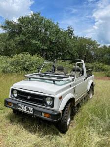 biały pick-up zaparkowany na polu w obiekcie Ngangane Lodge & Reserve w mieście Francistown