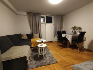 sala de estar con sofá y mesa en Studio Apartman Luka, en Zagreb