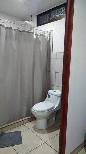 Ένα μπάνιο στο Hospedaje Rio Celeste Katira, Habitación privada