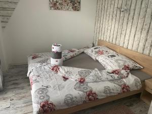 ein Schlafzimmer mit 2 Betten mit einer Bettdecke darauf in der Unterkunft RIEDWIRTSHAUS in Neu Ulm