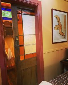 a door with a stained glass window in a room at Como Cottage Accommodation in Olinda