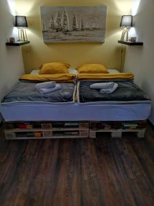 2 camas individuales en un dormitorio con suelo de madera en Kuća za odmor Rubić, en Vinkovci