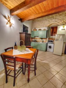 シクリにあるLilibeth Houses - Charming & Lovely viewsのテーブルと椅子と冷蔵庫のあるキッチン +98枚の写真