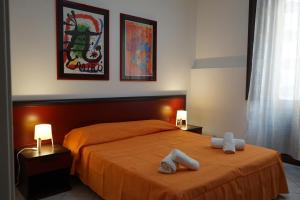 een slaapkamer met een bed met handdoeken erop bij Ohana by Casimiro in Trapani