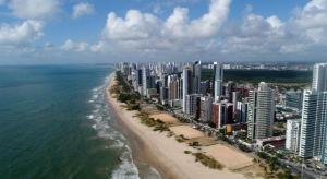 una vista aérea de la playa y del océano en Flat BV no Aparthotel Beach Class EXECUTIVE - Apto 507 - na Beira-Mar do Recife, en Recife