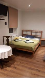 um quarto com uma cama e uma televisão em Piiri 12, apartment - 2 big beds - Very Cute Apartment em Tartu