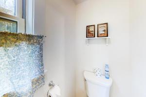Un baño con inodoro y ventana. en Appalachee Pond Waterfront Cottage, en Boothbay Harbor 41 fotos más