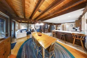 cocina y sala de estar con techo de madera en Appalachee Pond Waterfront Cottage, en Boothbay Harbor