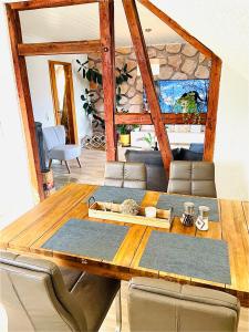 a dining room with a wooden table and chairs at Schöne ruhige Ferienwohnung - in Eisenach mit Kamin - Nahe Karolinentalbrücke - Hund ja in Eisenach