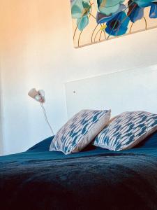 2 almohadas sentadas encima de una cama en Las Hortensias en Junín