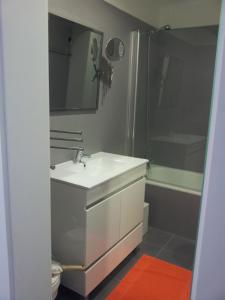 アルブフェイラにあるApartamento Rocamar - Albufeiraのバスルーム(シンク、シャワー、バスタブ付)