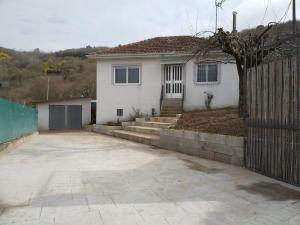ein weißes Haus mit einem Zaun und einer Einfahrt in der Unterkunft Casa Loureira - Ribeira Sacra in Rosende
