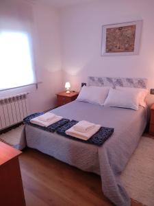 - une chambre avec un lit et 2 serviettes dans l'établissement Casa Loureira -Cabo do Mundo, Ribeira Sacra, à Rosende