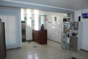 a room with a counter and a room with a pharmacy at Muchick in Chiclayo