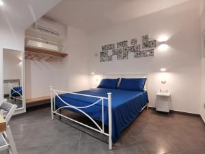A bed or beds in a room at Octopus Vietri House
