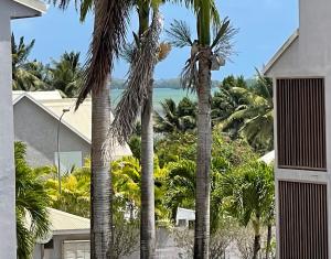 vista sull'oceano da una casa con palme di Jarry Entre Chien et Loup a Baie-Mahault