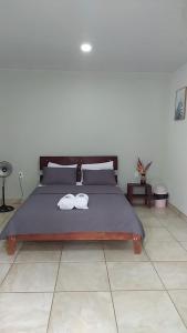 เตียงในห้องที่ Hospedaje Rio Celeste Katira, Habitación privada