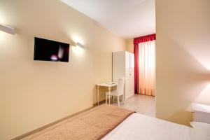 una camera con letto e TV a parete di Top Floor Navona a Roma