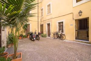 ローマにあるトップ フロア ナヴォーナの建物の隣に停車する一団の二輪車
