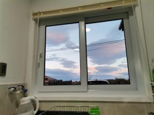 a window in a bathroom with a view of the sky at Apartasuite Altos del Bosque in Punta Arenas