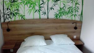 Кровать или кровати в номере Green Hotels Fleury Merogis