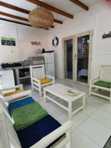 ein Wohnzimmer mit Stühlen und einem Tisch in der Unterkunft Sahara Sands Guest House - Gili Trawangan in Gili Trawangan