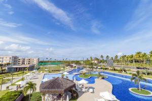 ein Resort mit einem Pool und einem Resort in der Unterkunft Lindo Apartamento no Muro Alto Condomínio Clube in Ipojuca