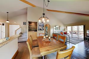 una cucina e una sala da pranzo con tavolo e sedie in legno di Eagle Crest a Redmond