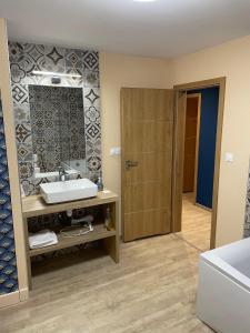 默茲河畔凡爾登的住宿－OLGA Chambre d'hote，一间带水槽和镜子的浴室