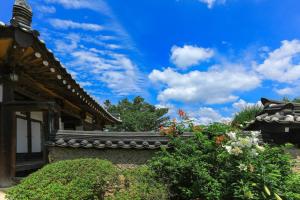 a roof of a building with bushes and flowers at Tohyang Traditional House in Bonghwa