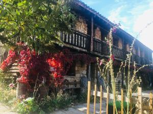 ペラレホス・デ・ラス・トルチャスにあるCasas Rurales Chon Alto Tajoの花の横の建物