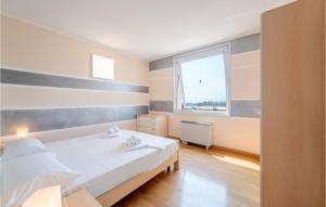 um pequeno quarto com uma cama e uma janela em Awesome Apartment In Genova With Wifi em Gênova