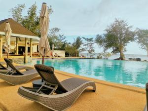 FIG Sunset View Resort内部或周边的泳池