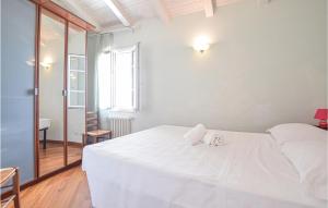 Posteľ alebo postele v izbe v ubytovaní Amazing Apartment In Imperia With Wifi