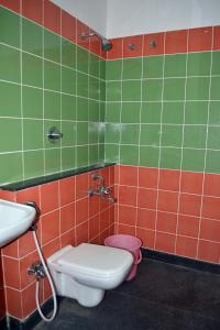 een badkamer met een toilet en een wastafel bij Metro Park in Chennai