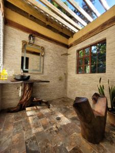 baño con lavabo, mesa y espejo en Ecoscape Jamaica - Cottages by the river en Ocho Rios