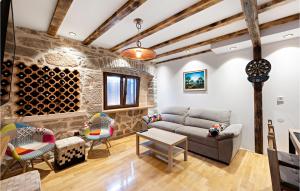 ein Wohnzimmer mit einem Sofa und Stühlen in der Unterkunft Cozy Home In Kaprije With Kitchen in Kaprije