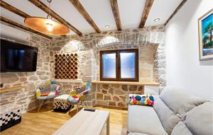 Posezení v ubytování Cozy Home In Kaprije With Kitchen