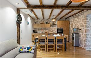 eine Küche und ein Esszimmer mit einem Tisch und Stühlen in der Unterkunft Cozy Home In Kaprije With Kitchen in Kaprije