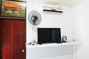 Телевизор и/или развлекательный центр в Save Bungalow Koh Tao