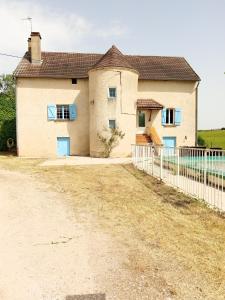 ein Haus mit einem Zaun davor in der Unterkunft Maison champêtre au coeur de la campagne in Fontaines