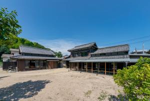 un bâtiment avec un toit en métal sur son côté dans l'établissement OMISHIMA SPACE Omoya, à Imabari