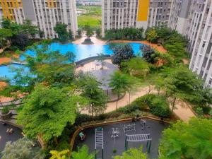 une vue aérienne sur un parc dans une ville avec de grands bâtiments dans l'établissement 2Bedrooms MDN City Light View Free WiFi Apartment Springlake Summarecon Bekasi, à Bekasi