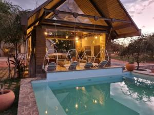 Bazén v ubytování Callies Game Lodge Safaris nebo v jeho okolí