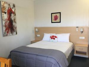 Ένα ή περισσότερα κρεβάτια σε δωμάτιο στο Ayrline Motel