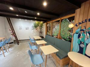 um restaurante com mesas e cadeiras e um mural em Only one group stays per day -Tenmaya-家族や仲間と貸し切りゲストハウス 天満屋 em Nakatsugawa