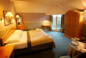 Rúm í herbergi á Martin's Manoir